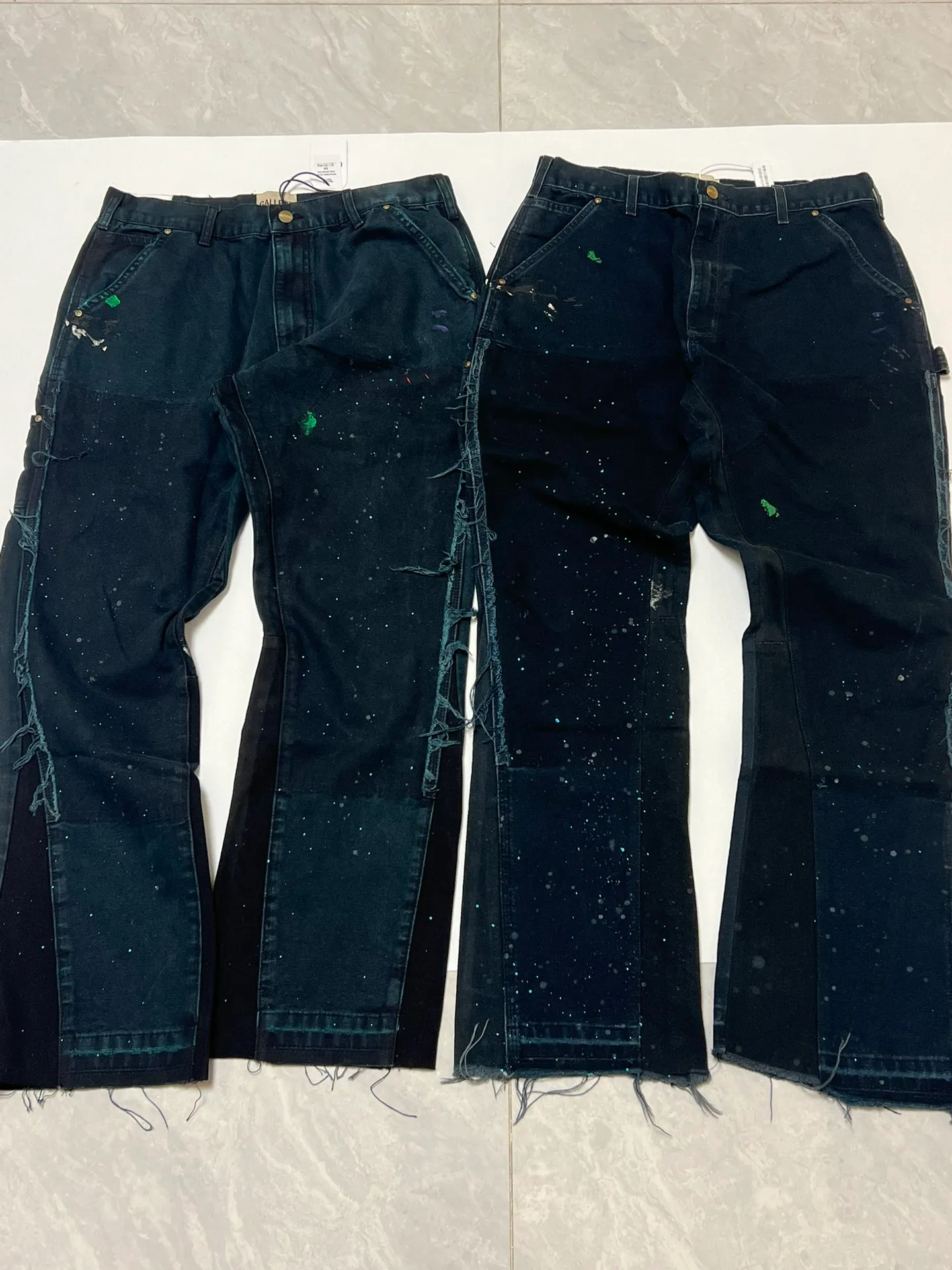 The color of the wash is particularly difficult to sample. The original version is green and black, not all black. GALLERY DEPT. LA FLARE CARPENTER PANTS. The first generation paint-splashed ink wash flared logging pants. Carhartt base version modified overalls. Green black S-XL.
